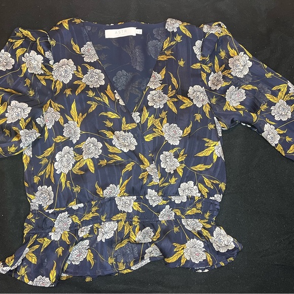 ASTR The Label V-Neck Long-Sleeved Top - Size Small - Picture 6 of 8